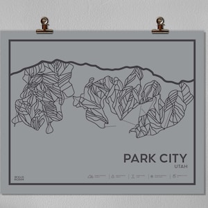 Könnte beinhalten: Eine Schwarzweiß-Linienkarte von Park City, Utah. Die Karte zeigt die Skipisten und Lifte des Skigebiets. Der Text "PARK CITY UTAH" befindet sich am unteren Rand der Karte.