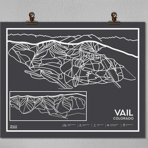 Könnte beinhalten: Eine Schwarzweißillustration des Skigebiets Vail in Colorado. Die Karte zeigt die verschiedenen Skipisten und Lifte. Der Text "Vail Colorado" ist unter der Karte gedruckt.