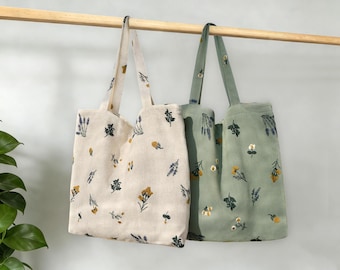 Bolso tote bordado en blanco y verde salvia con delicados detalles florales: bolso estilo campestre francés con bolsillo interior.