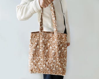 Bolso tote bordado con delicados detalles de margaritas, bolso amarillo tierra con bolsillo interior, bolso de trabajo de algodón y lino, bolso bohemio para ella.
