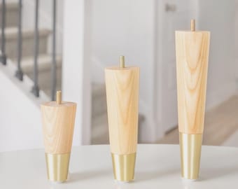 Conjunto de 4 pés de móveis premium em madeira de freixo com detalhes dourados, disponíveis nos tamanhos 4, 6, 8, 10, 12 e 16 polegadas. Ideais para sofás, poltronas e camas. Perfeitos para substituir os pés dourados. Ideais para sofás, poltronas e camas.