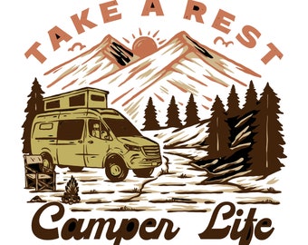 Op de afbeelding: Een gele campervan geparkeerd in een bosrijke omgeving met bergen op de achtergrond. De zon gaat onder achter de bergen. De tekst "Take a Rest Camper Life" staat rond de bergen.