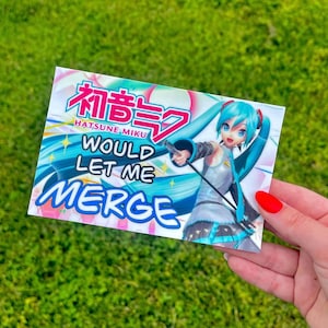 Op de afbeelding: Een rechthoekige sticker met Hatsune Miku, een anime-personage met turkoois haar. De sticker heeft Japanse tekst en de zinnen "Hatsune Miku", "Would Let Me" en "Merge". De achtergrond heeft blauwe en roze wervelingen.