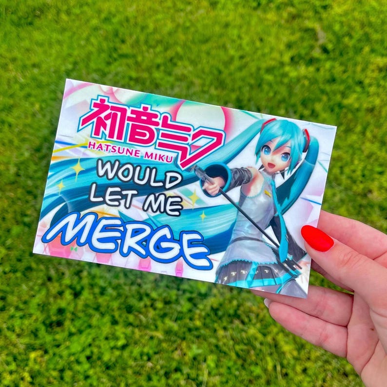 Op de afbeelding: Een rechthoekige sticker met Hatsune Miku, een anime-personage met turkoois haar. De sticker heeft Japanse tekst en de zinnen "Hatsune Miku", "Would Let Me" en "Merge". De achtergrond heeft blauwe en roze wervelingen.