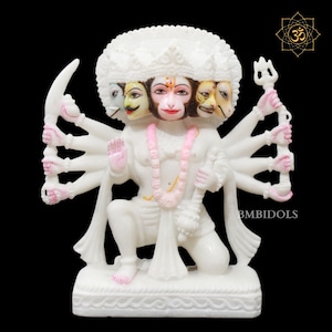 Könnte beinhalten: Weiße Marmorstatue von Hanuman, einer hinduistischen Gottheit, mit vier Gesichtern und acht Armen. Die Statue kniet und hält in einer Hand einen Dreizack und in der anderen einen Halbmond. Die Statue ist mit rosa, gelben und blauen Akzenten bemalt.
