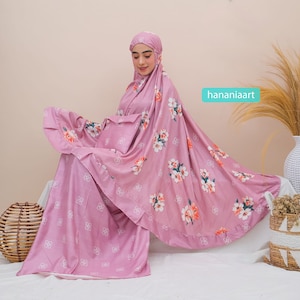 Elegans i blom Ajf Mukena Hildas utsökta blommönster Mukena, Böneklänning, Mukena, Böneset, Bönekläder