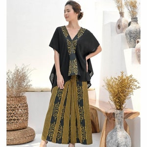 Moderne ethnische gewebte Frauenbatik-Hosenanzüge