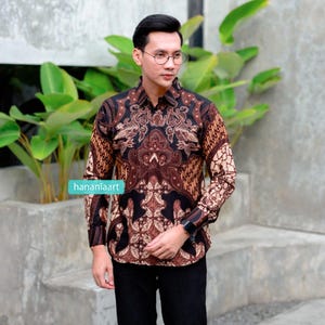 Jayantaka Brown Sogan Mahagony Camisa Batik de manga larga para hombre de Sendang, Batik para hombre, Camisa Batik para hombre, Camisa para hombre, Camisas Batik