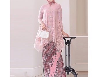 Sprankelende elegantie, eigentijds brokaat en pailletten Kebaya-ensemble met een moderne twist Rasaqi Kebaya, Kebaya Batik, Kebaya Modern