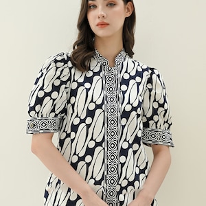 Elegante batikblouse met korte mouwen, perfect voor formele kantoorkleding Nuansa Batik, damesblouse, batikblouse, designerblouse