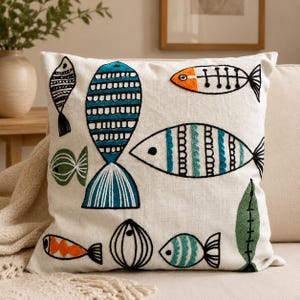 Housse de coussin poisson brodée, coussin côtier, cadeau pour amateur de pêche, housse de coussin nautique, décoration de maison de plage, coussin inspiré de l'océan