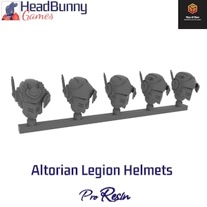 Puede incluir: Cinco cascos grises de la Legión Altoria, cada uno con un diseño único, montados sobre una base gris. Los cascos tienen estructuras tipo antena y detalles faciales. El texto "Altoria Legion Helmets" y "Pro Resin" se muestra debajo.