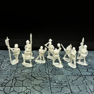 Peut inclure: Un ensemble de dix figurines miniatures en plastique blanc, chacune avec une arme ou un outil diff&eacute;rent, debout sur une surface carrel&eacute;e gris et blanc.