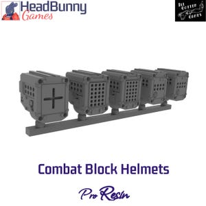Op de afbeelding: Een rij van vijf grijze Combat Block Helmen van Pro Resin. Elke helm heeft een vierkante vorm met kleine gaatjes en een kruisontwerp. De helmen zijn bevestigd aan een grijze basis. De tekst 'Combat Block Helmets' en 'Pro Resin' zijn zichtbaar.