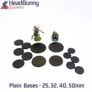 Peut inclure: Un ensemble de dix socles ronds en plastique noir pour figurines miniatures. Les socles sont de différentes tailles : 25 mm, 32 mm, 40 mm et 50 mm.  Plain Bases - 25, 32, 40, 50mm