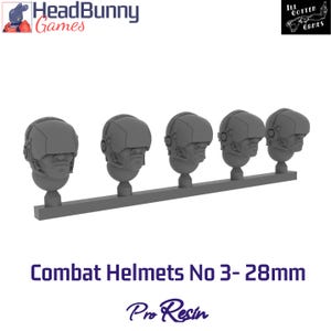 Puede incluir: Cinco cascos de combate grises, cada uno con un rostro detallado y un diseño futurista, montados sobre una base gris. El texto "Combat Helmets No 3- 28mm" y "Pro Resin" se muestran debajo. El logotipo de HeadBunny Games está arriba a la izquierda.