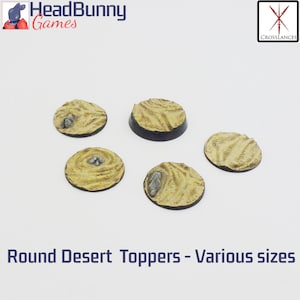 Puede incluir: Cinco cubiertas redondas desérticas de varios tamaños. Las cubiertas tienen un aspecto texturizado y arenoso con pequeños detalles de roca. Las bases están pintadas de color marrón oscuro. El texto "Round Desert Toppers - Various sizes" está en la parte inferior.