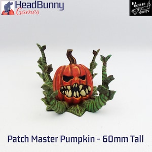 Puede incluir: Una calabaza naranja de 60 mm de alto con una sonrisa amenazante y dientes afilados, rodeada de enredaderas verdes. La calabaza es una figura en miniatura, ideal para juegos de mesa o decoración.