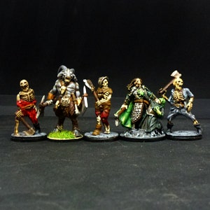 Peut inclure: Cinq figurines miniatures peintes, dont un guerrier squelette, un archer squelette, un minotaure, un chevalier squelette et un guerrier humain. Les figurines sont pos&eacute;es dans une sc&egrave;ne de bataille et sont peintes dans une vari&eacute;t&eacute; de couleurs.