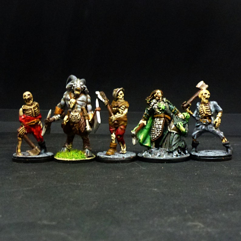 Peut inclure: Cinq figurines miniatures peintes, dont un guerrier squelette, un archer squelette, un minotaure, un chevalier squelette et un guerrier humain. Les figurines sont pos&eacute;es dans une sc&egrave;ne de bataille et sont peintes dans une vari&eacute;t&eacute; de couleurs.