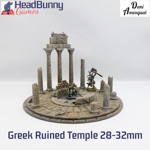 Peut inclure: Diorama miniature d'un temple grec en ruine avec des colonnes en pierre et une base circulaire. Le modèle comprend deux figurines miniatures. Le texte "Greek Ruined Temple 28-32mm" est affiché en bas de l'image.
