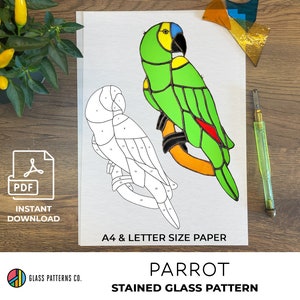 Könnte beinhalten: Ein Bleiglasmuster eines Papageis in den Farben Grün, Gelb, Rot und Schwarz. Das Muster ist auf weißem Papier gedruckt und enthält nummerierte Abschnitte für eine einfache Montage. Das Muster ist mit "Parrot Stained Glass Pattern" und "A4 & Letter Size Paper" beschriftet.