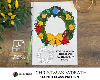 Op de afbeelding: Een printbaar glas-in-loodpatroon van een kerstkrans met rode, groene en gele accenten. Het patroon is klaar om te printen op papier van 620x620 mm.