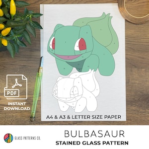 Könnte beinhalten: Ein Bleiglasmuster von Bisasam, einem grünen Pokémon mit einem roten Auge und einer braunen Zwiebel auf dem Rücken. Das Muster ist für einfaches Ausmalen nummeriert. Das Bild enthält den Text "A4 & A3 & Letter Size Paper" und "GLASS PATTERNS CO."