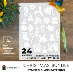 Puede incluir: Un conjunto de 24 patrones de vitrales imprimibles para Navidad. Los patrones se imprimen en papel A4 e incluyen dos tamaños de cada diseño. Los patrones presentan una variedad de temas navideños, como adornos, copos de nieve, campanas y Papá Noel.