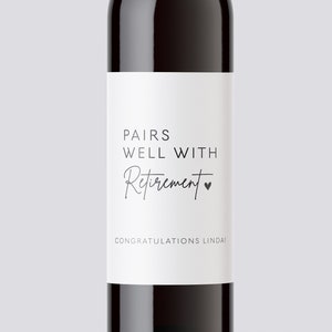 Etiquette de vin cadeau de retraite - Se marie bien avec une retraite - Cadeau de retraite pour lui - Etiquette de vin amusante - Cadeau de retraite - Félicitations
