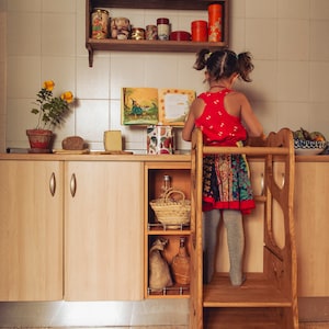 Librería de madera con estantes de tela para niños de KidKraft