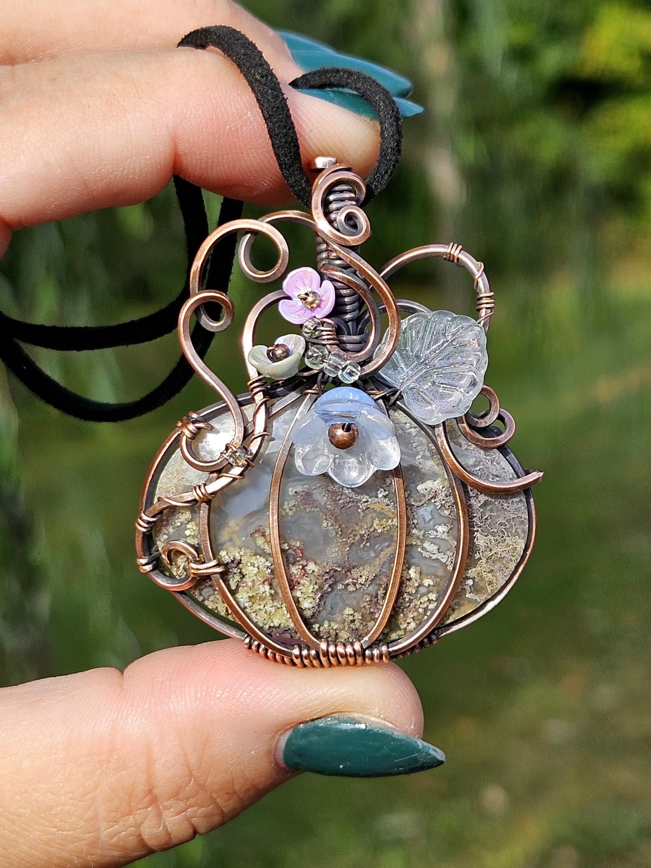 Pingente de abóbora com ágata musgosa, joia de outono, talismã cottagecore, enrolador de fio de cobre, colar com pedras preciosas, presente de outono exclusivo, feito à mão