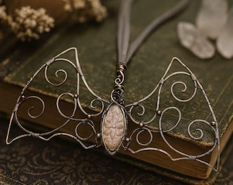 Colar de morcego – Pingente de pedra da lua pêssego, joia de cristal gótica com fio enrolado, talismã de cobre feito à mão, presente de bruxa único