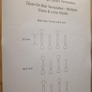 Può includere: Un foglio stampato con il testo "Groombridge Opals Templates" e "Glue-On Bail Templates - Multiple Sizes & Loop Styles". Il foglio mostra disegni al tratto di modelli di cauzione in varie dimensioni, tra cui 21 mm, 18,5 mm e 16 mm.