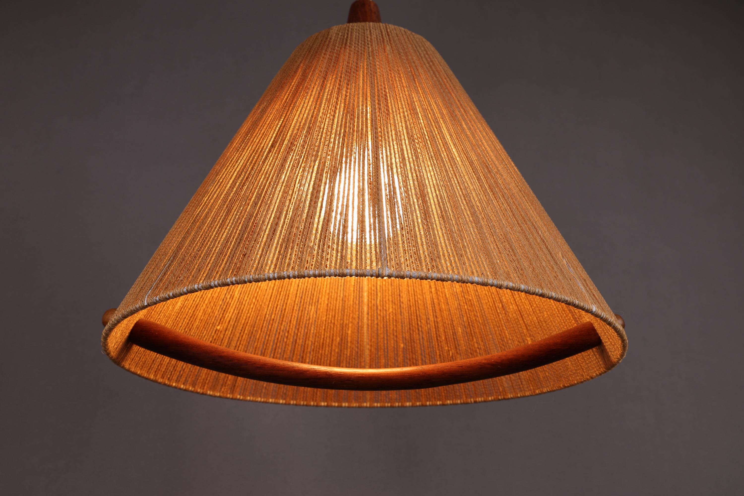 独60年代　Temde 漆塗り木材とファイバーグラス　ヴィンテージ・ペンダント ミッドセンチュリーモダン、サイザル麻とチーク材のペンダントランプ