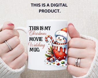 Może przedstawiać: Biały ceramiczny kubek z napisem "THIS IS MY Christmas MOVIE Watching MUG". Kubek przedstawia bałwana w czerwonym kubku z laską cukrową, gałązkami choinki i zapakowanym prezentem. U góry znajduje się napis "THIS IS A DIGITAL PRODUCT".