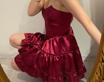 Vestido corsé de satén burdeos con volantes: Vestido de fiesta de graduación hecho a medida