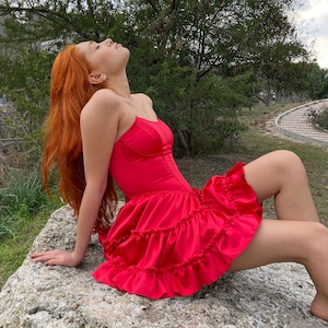 Rotes Satin Rüschen Korsett Kleid: Trägerloses Party Ballkleid