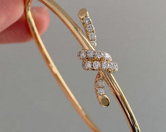 14 kt gouden pavé diamanten liefdesknoop armband, architecturale haakarmband
