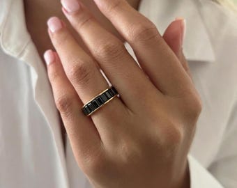 Anillo de bodas de oro amarillo con diamantes baguette negros de 1,80 quilates.