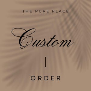 Puede incluir: Fondo beige con sombra de hoja de palmera y el texto "THE PURE PLACE" en la parte superior. La palabra "Custom" est&aacute; escrita en una elegante escritura, con "ORDER" debajo.