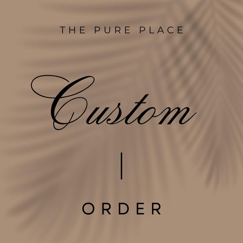 Puede incluir: Fondo beige con sombra de hoja de palmera y el texto "THE PURE PLACE" en la parte superior. La palabra "Custom" est&aacute; escrita en una elegante escritura, con "ORDER" debajo.
