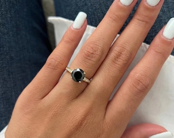 Anillo de compromiso minimalista con diamante negro natural de 1,5 ct, banda de oro de talla redonda.
