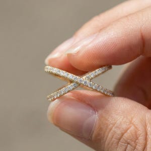 Puede incluir: Una taza de cer&aacute;mica blanca con un asa negra y el texto "But First, Coffee" en negrita negra. La taza est&aacute; sobre una superficie blanca. La taza mide 10 cm de alto.