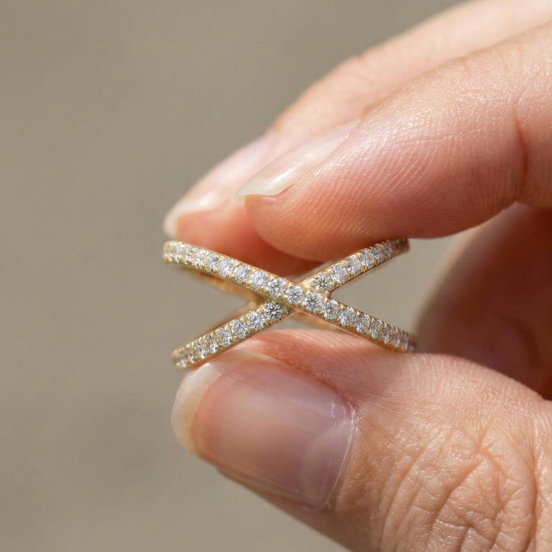 Puede incluir: Una taza de cer&aacute;mica blanca con un asa negra y el texto "But First, Coffee" en negrita negra. La taza est&aacute; sobre una superficie blanca. La taza mide 10 cm de alto.