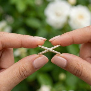 Puede incluir: Un juego de tres tazas de cer&aacute;mica con un acabado mate moteado. Las tazas son en tonos crema, gris claro y gris oscuro. Cada taza tiene un dise&ntilde;o simple y minimalista, ideal para caf&eacute; o t&eacute;.
