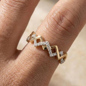 Geometrisk sicksackformad diamantring, tvåfärgade sammankopplade band, minimalistisk kronstil