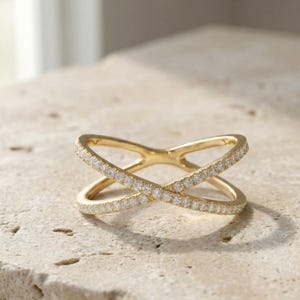 Puede incluir: Un juego de tres tazas de cer&aacute;mica con un acabado mate moteado. Las tazas son de color crema, gris claro y gris oscuro. Cada taza tiene un dise&ntilde;o simple y minimalista y un asa redondeada.