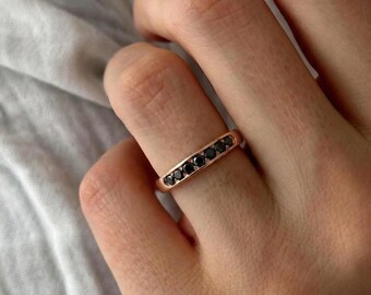 Anillo de bodas minimalista de oro rosa con diamantes negros naturales