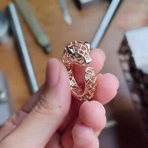 14K Gold Panther Head Ring with Green Pear Gemstone Eyes – Open Band Animal Ring, Perfect for Engagement, Wedding, or Statement Jewelry